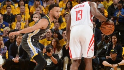  季后赛激战正酣，强队对决火花四射