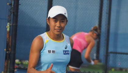  郑钦文逆转晋级，中国金花闪耀巴黎