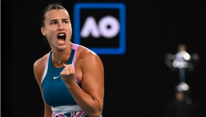  萨巴伦卡发球制胜，澳网捧杯改写格局