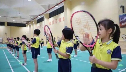  网球进校园活动启动，专业教练指导少年基础训练  