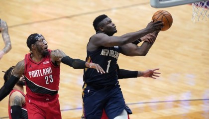  鹈鹕锡安威廉森暴扣连连压制对手