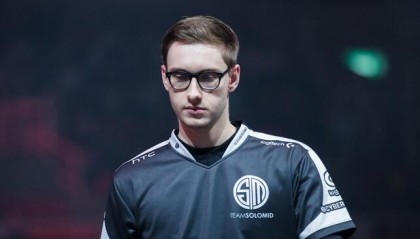  电竞选手日常训练，汗水铸就辉煌战绩