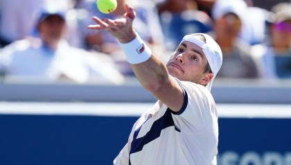  发球上网战术奏效，伊斯内尔轰出制胜ACE