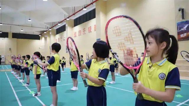  网球进校园活动启动，专业教练指导少年基础训练  