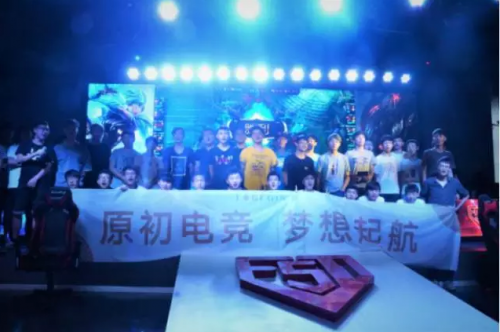  电竞少年砥砺前行追逐电竞梦想