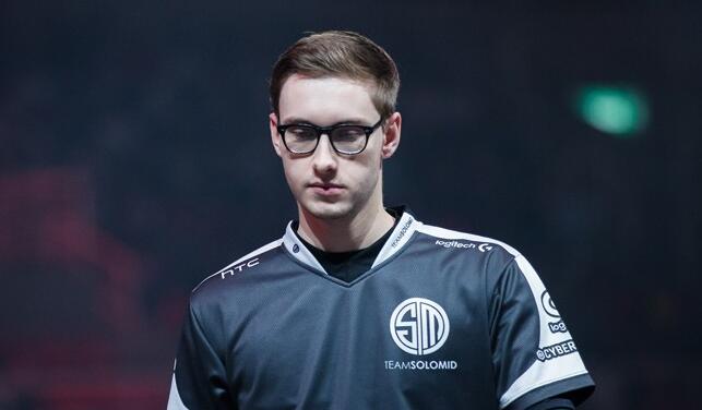  电竞选手日常训练，汗水铸就辉煌战绩