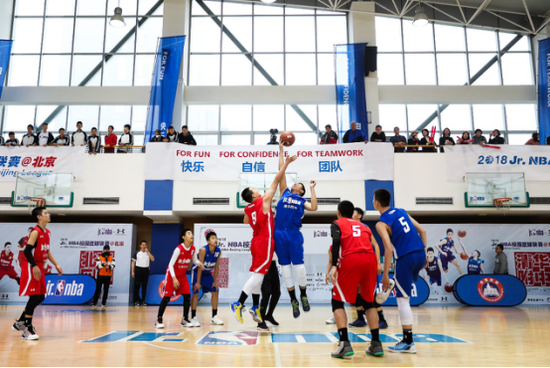  校园篮球联赛开战，清华附中首战告捷