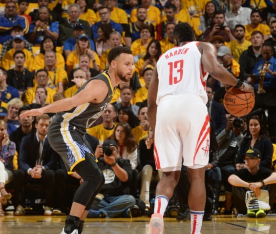  季后赛激战正酣，强队对决火花四射