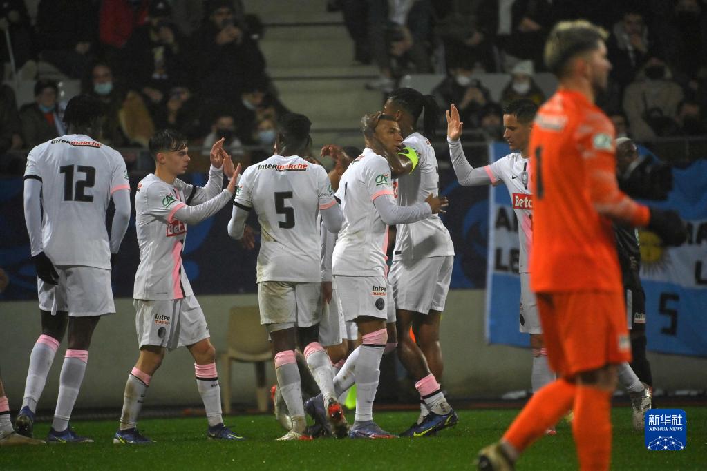  法国杯决赛，巴黎圣日耳曼轻松捧杯