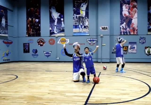  篮球技巧挑战赛，花式运球展现个人风采