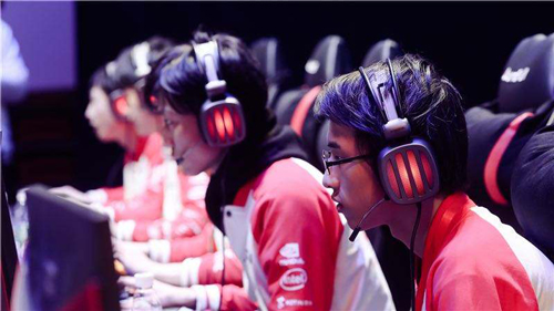  电竞选手刻苦训练备战国际大赛